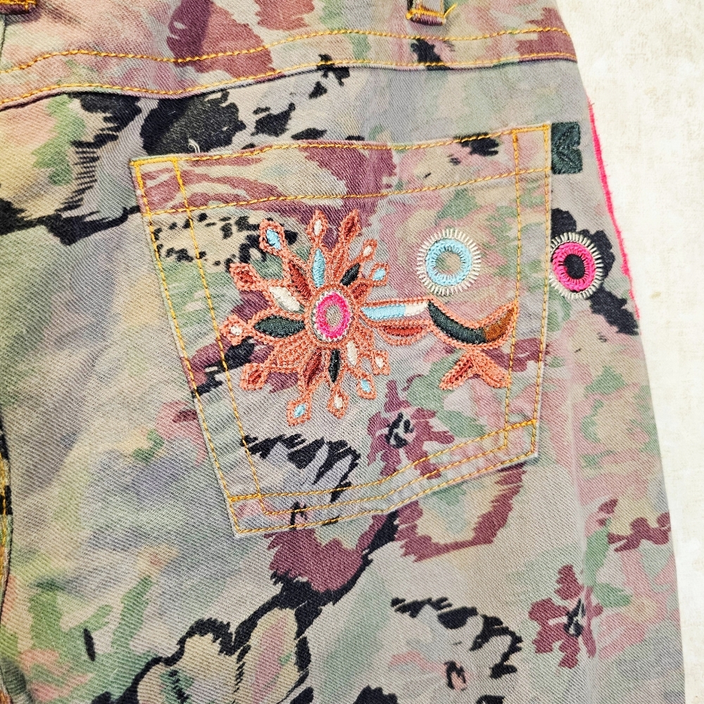 Johnny Was 2-10-10-5 Biya Embroiderd Camo Floral Denim Cropped Boho Jeans Y2K - Picture 8 of 10